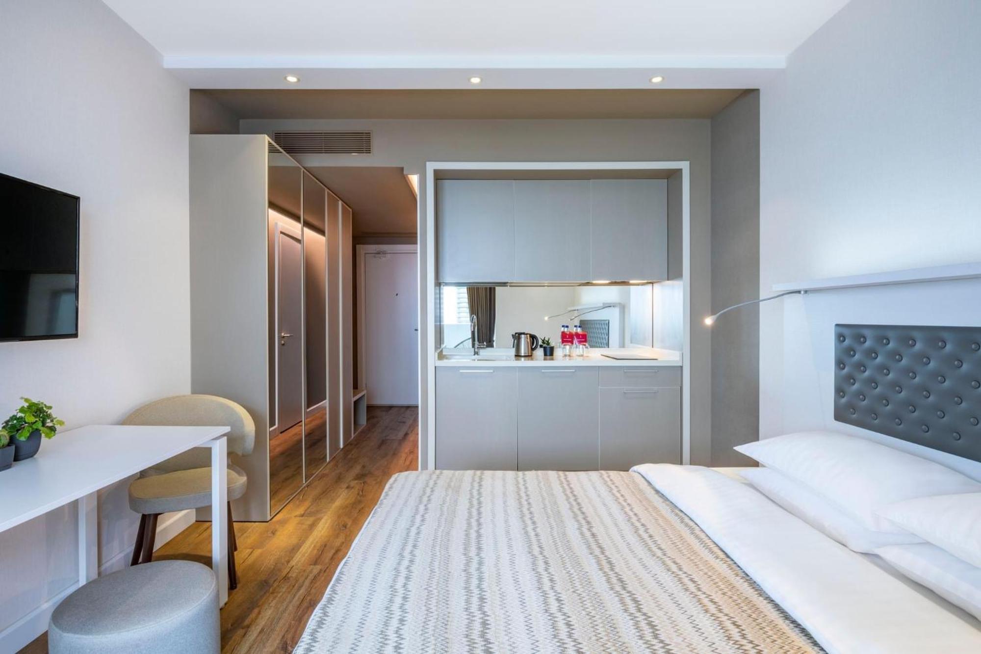 Alliance Palace Aparthotel By Marriott Batumi Esterno foto