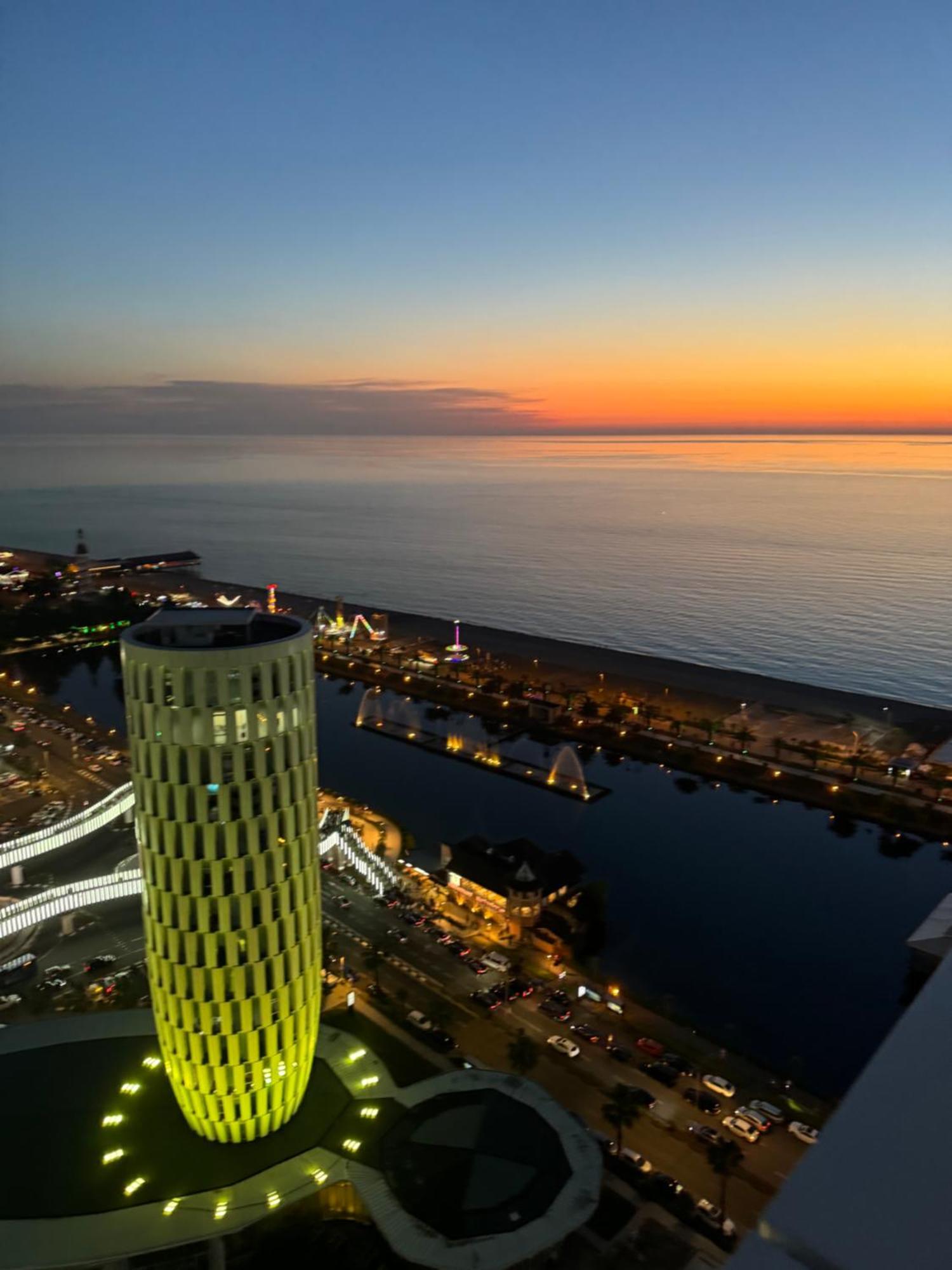 Alliance Palace Aparthotel By Marriott Batumi Esterno foto